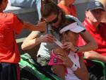 El cuello de María José Martínez se bloquea en su debut en Roland Garros