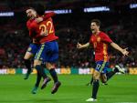 Aspas, Isco y Ander celebran uno de los goles de España.