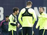 Las estrellas del Barça, durante un entrenamiento, con sus chalecos con GPS.