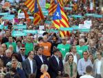 El presidente de la Generalitat, Carles Puigdemont(c), en la manifestación convocada por la Mesa por la Democracia para pedir la libertad de Jordi Sànchez y Jordi Cuixart