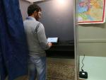 Fotografía de un hombre votando en el referéndum de Lombardía