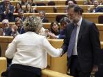 Saludo de la portavoz de ERC en el Senado, Mirella Cortés (i), y el presidente del Gobierno, Mariano Rajoy (d)