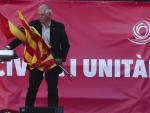 Borrell sujeta las banderas española y catalana en la manifestación de SCC