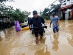 Residentes caminan por las calles inundadas de Hoi An, en Vietnam