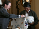 Pablo Iglesias regala a Evo Morales una camiseta del Real Madrid