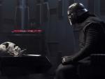 Fotografía de Kylo Ren de Star Wars, observando el casco de Darth Vader