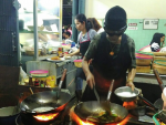 Fotografía de Raan Jae Fai, cocinera callejera que ha recibido una estrella Michelin en Bangkok.