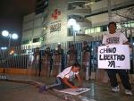 Fotografía de simpatizantes de Fujimori a las puertas del hospital en el que se encuentra ingresado.