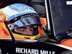 Fernando Alonso, pensativo en su MCL32.