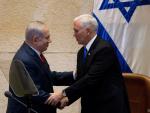 El primer ministro israelí, Benjamin Netanyahu, estrecha la mano al vicepresidente de Estados Unidos, Mike Pence