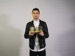 Cristiano recibe un premio al mejor jugador del año en China