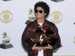 Bruno Mars posa con sus seis Grammys después de la gala