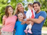 Se entiende por familia numerosa la integrada por los padres y tres o más hijos