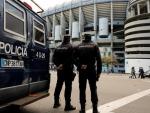 La Policía Nacional vigila el Santiago Bernabéu durante otro encuentro