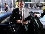 Rajoy bajando de un coche oficial