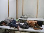 Niños tras sufrir un ataque con gas en Guta