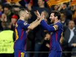 El delantero argentino del FC Barcelona, Leo Messi (d), celebra con Jordi Alba (i) su segundo gol, el tercero de su equipo, durante el partido de vuelta de los octavos de final de Liga de Campeones que se disputa esta noche en el Camp Nou. EFE/Alberto Es