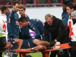 El lateral izquierdo brasileño del Atlético de Madrid Filipe Luis, se retira lesionado durante el partido contra el Lokomotiv de Moscú (EFE/ Sergei Chirikov)
