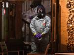 Un forense busca evidencias de ataque a Skripal en el pub The Mill en Salisbury, el 14 de marzo de 2017 (EFE/EPA/F.A)