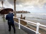 Asturias mantiene la alerta roja por mar combinada del noroeste y olas de 9 metros y aviso naranja por nevadas (EFE/Alberto Morante)