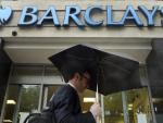 Un viandante pasa delante de una sucursal del banco Barclays. EFE/Andy Rain