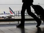Un pasajero camina por una terminal del aeropuerto Charles de Gaulle (EFE/ Ian Langsdon)