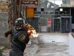 Un palestino lanza un cóctel molotov contra soldados israelíes durante enfrentamientos en Hebron, Palestina, hoy, 30 de marzo de 2018. EFE/ Abed Al Hashlamoun