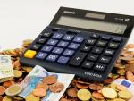 Fotografía de una calculadora para ahorrar dinero.