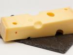 Fotografía de un queso emmental.
