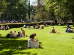 Finlandeses disfrutan del sol en un parque de Helsinki.