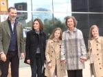 Los Reyes visitan al rey Juan Carlos acompañados de sus hijas