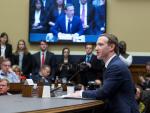 El fundador y presidente ejecutivo de Facebook, Mark Zuckerberg (d), testifica ante el Comité del Congreso sobre Energía y Comercio sobre "Transparencia y el uso de información del usuario", en el Capitolio de Washington DC (Estados Unidos) hoy, 11 de abr
