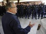 Zoido durante su visita a los policías desplazados a Cataluña