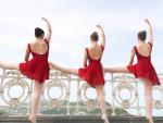 Casi 1.500 bailarines han participado hoy en la exhibición de barra clásica en la barandilla de la Concha de San Sebastián, organizada con motivo del Mes de la Danza. EFE/Javier Etxezarreta