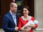 Duques de Cambridge con su nuevo bebé