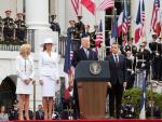 El presidente estadounidense, Donald Trump (d), la primera dama, Melania Trump (2i), el presidente francés, Emmanuel Macron (2d), y su esposa, Brigitte Macron (i), durante una ceremonia de bienvenida en la Casa Blanca, en Washington DC, Estados Unidos, h