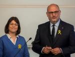El portavoz adjunto de Junts per Catalunya (JxCat), Eduard Pujol (d) y la diputada Gemma Geis