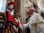 El papa Francisco recibiendo a la Guardia Suiza, durante la ceremonia de jura, en el salón Clementine del Vaticano, el 4 de mayo del 2018. EFE/Vaticano