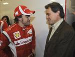 Fotografía de archivo facilitada por la agencia de comunicación del entonces piloto de Ferrari Fernando Alonso saludando al entonces presidente de la Generalitat, Artur Mas en el circuito de Montmeló (Barcelona). EFE