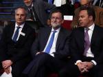 Imagen del presidente del Gobierno, Mariano Rajoy (c), junto al presidente de El Corte Inglés, Dimas Gimeno (d) y el fundador del World Retail Congress, Ian McGarrigle (i).
