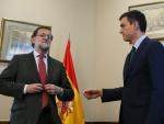 Mariano Rajoy (i) le niega el saludo a Pedro Sánchez durante su reunión en el Congreso de los Diputados. EFE / ZIPI