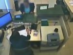 Captura del vídeo de seguridad de un banco durante un atraco del ahora detenido (Policía)