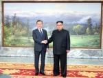 Imagen facilitada por Seúl que muestra al presidente surcoreano Moon Jae-In y al líder norcoreano Kim Jong-Un antes de su segunda cumbre el 26 de mayo de 2018. (EFE / EPA / CHEONG WA DAE)