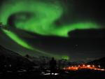 Vista de la aurora boreal sobre la ciudad de Tromso (Noruega). EFE/Rune Stoltz Bertinussen