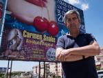 El portavoz de Izquierda Unida en el Ayuntamiento de Lepe (Huelva), Carmelo Cumbreras, posa delante del cartel publicitario.
