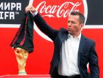 El exfutbolista alemán Lothar Matthaeus presenta el trofeo de la Copa del Mundo en Moscú, el 3 de junio de 2018. EFE / MAXIM SHIPENKOV