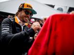 El piloto español de Fórmula Uno, Fernando Alonso, del equipo McLaren, firma autógrafos a sus seguidores en el circuito Gilles Villeneuve en Montreal (Canadá). EFE/ Valdrin Xhemaj