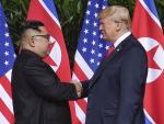 Donald J. Trump y el líder norcoreano, Kim Jong-un  se dan la mano al comienzo de una cumbre histórica