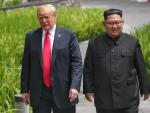 Donald J. Trump y Kim Jong-un dan un paseo por los jardines del hotel Capella