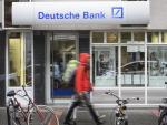 Peatones caminan junto a una sucursal de Deutsche Bank. (EFE)
